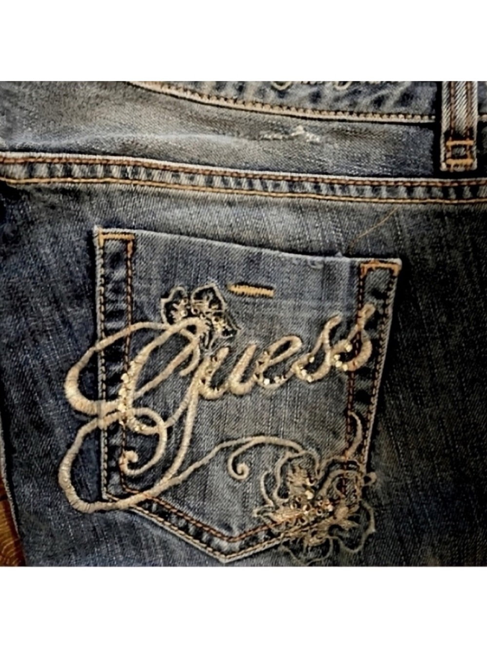 New With Tags Gorgeous GUESS Crop Jeans With Signature Embroidered Back Pockets